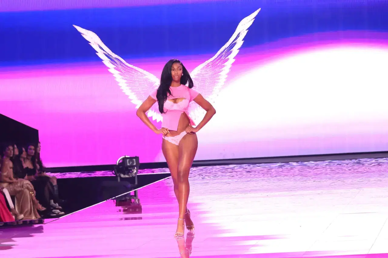 Victoria's Secret 2025 defilesi yeni yüzleriyle birçok ilke imza attı 3