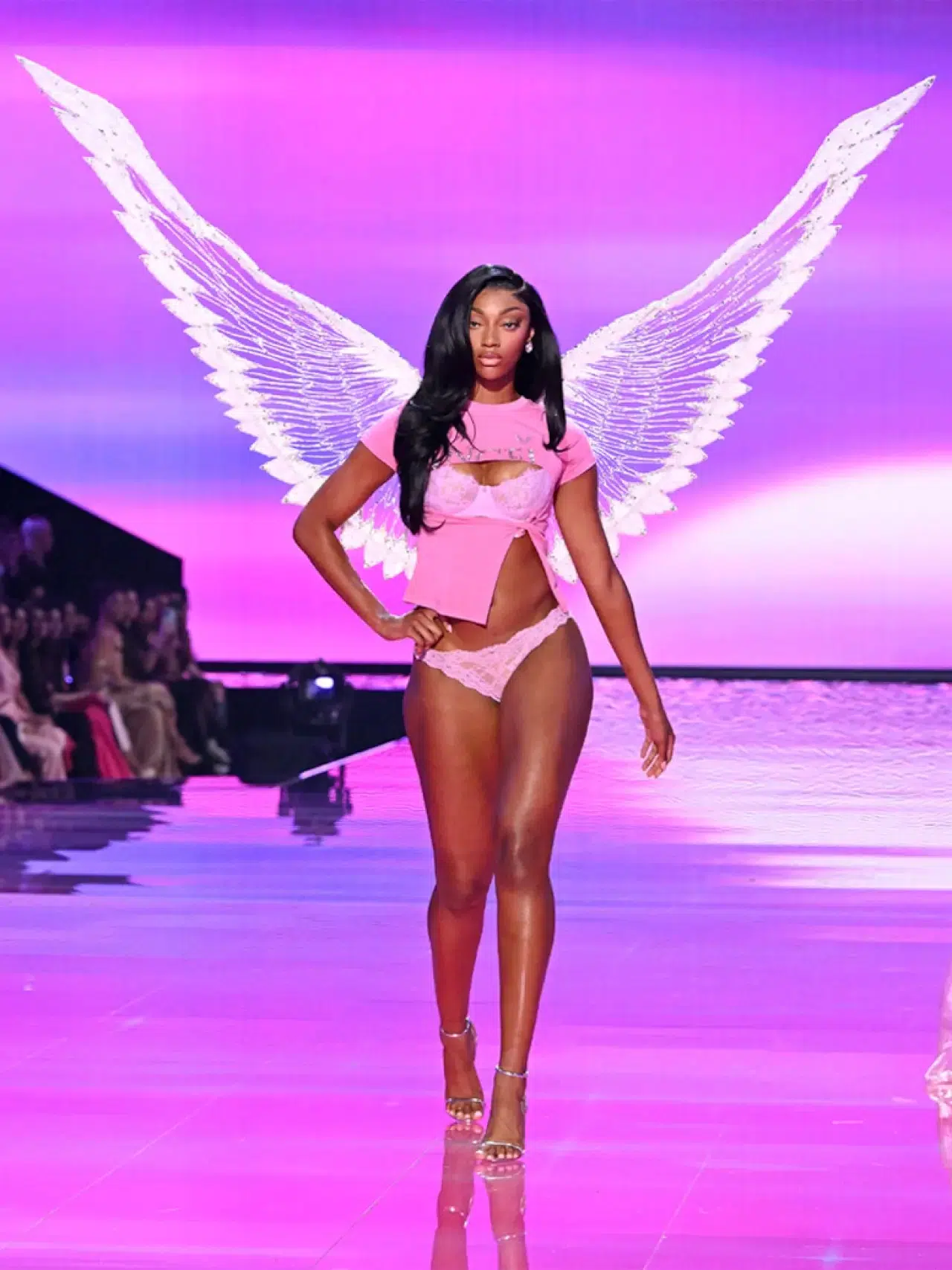 Victoria's Secret 2025 defilesi yeni yüzleriyle birçok ilke imza attı 11
