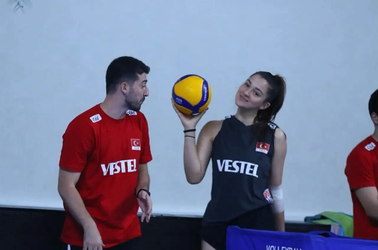 Zehra Güneş’in kopyası! Kardeşi İrem Nur Güneş de sahalarda parlıyor 4