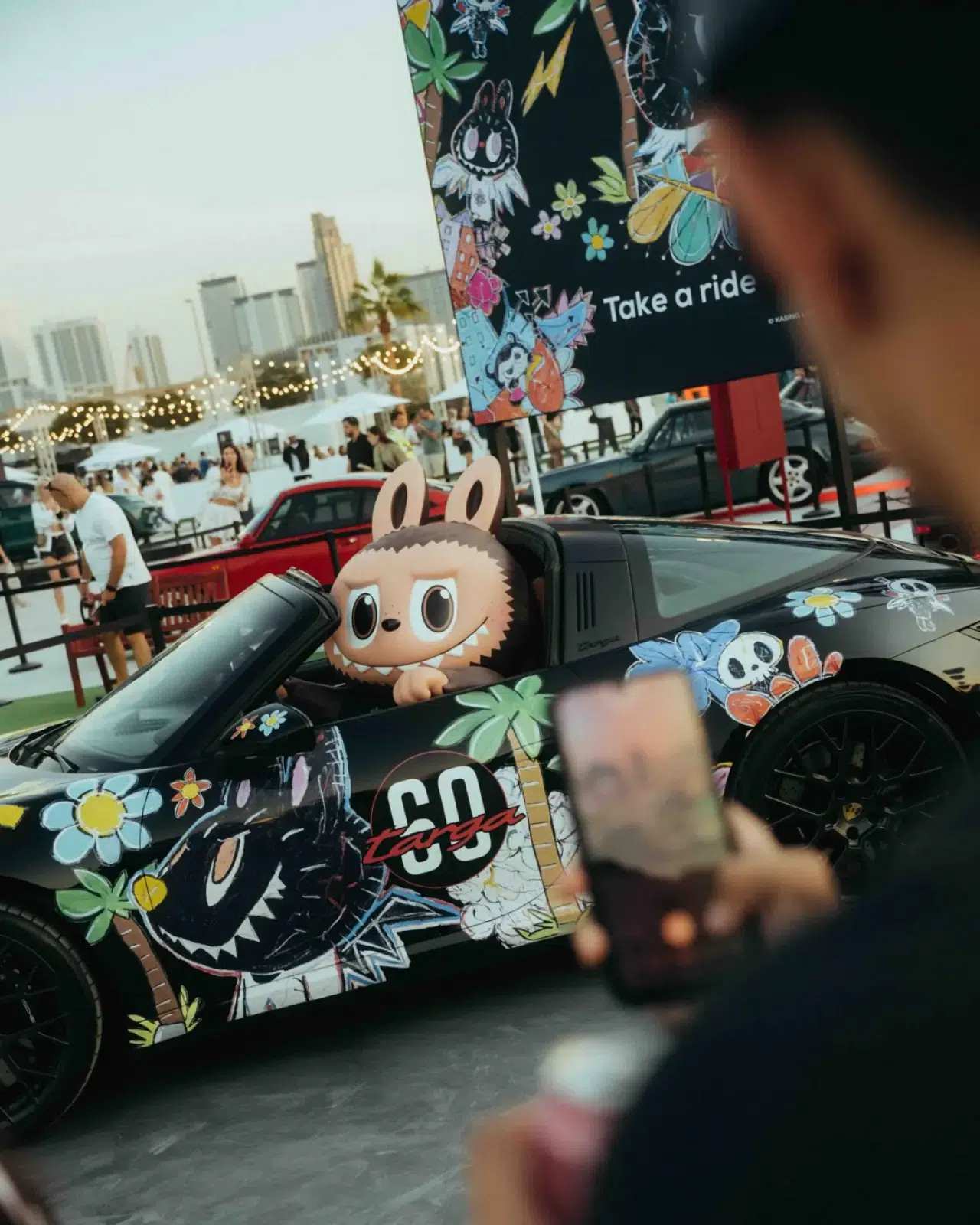 Oyuncak kutusundan çıktı, gaza bastı: Labubu’nun yeni oyuncağı bir Porsche! 4