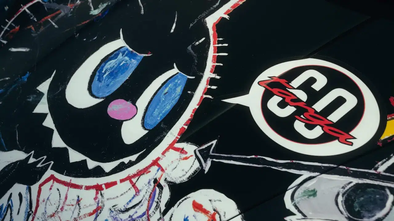 Oyuncak kutusundan çıktı, gaza bastı: Labubu’nun yeni oyuncağı bir Porsche! 3