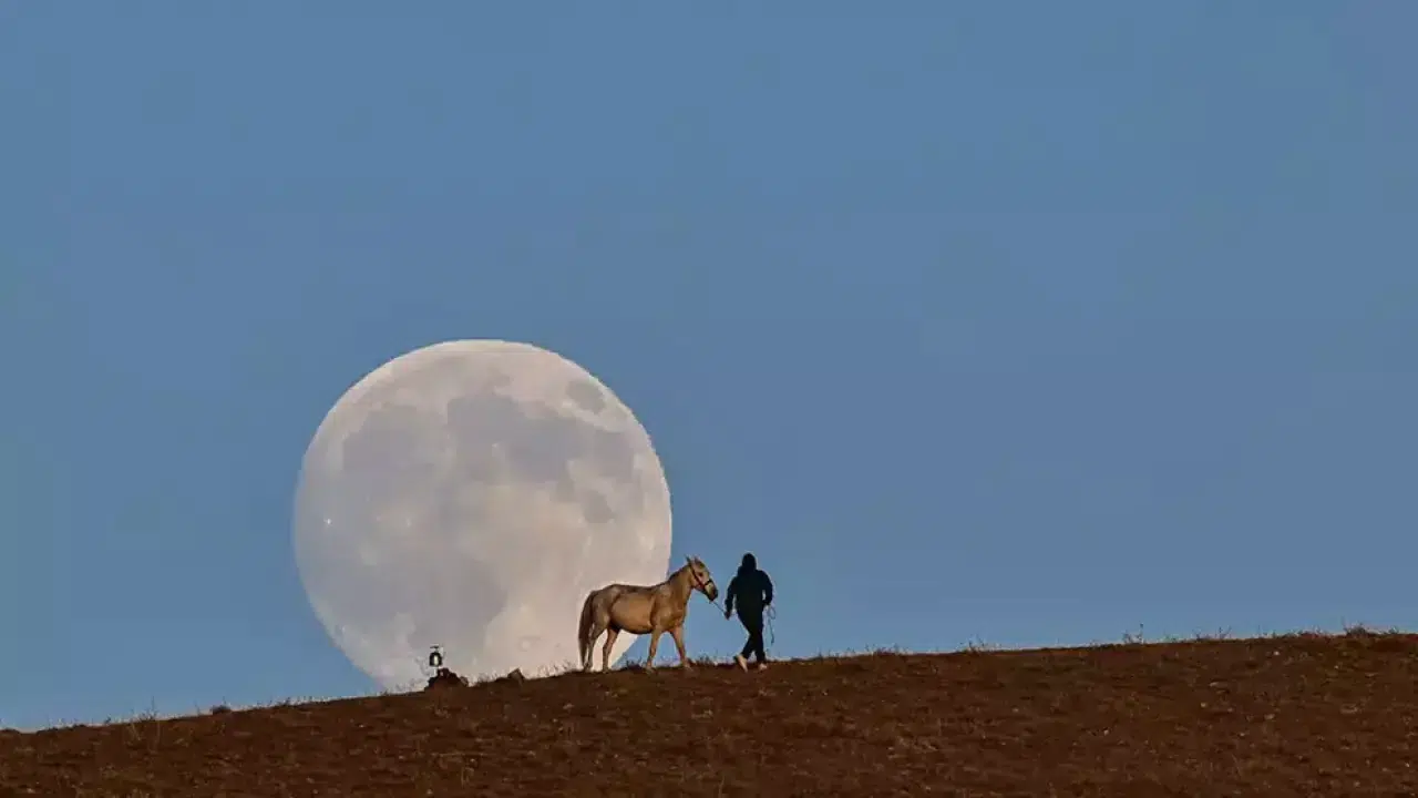 Van’da dolunay büyüledi: Atlı silüet kartpostallık görüntü oluşturdu 2