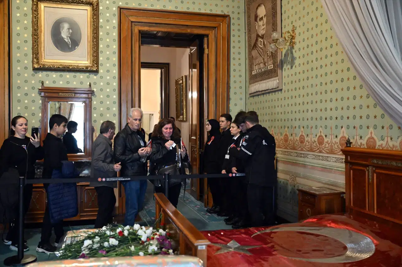 Vatandaşlar 10 Kasım'da Ata'sını anmak için Dolmabahçe'ye akın etti 6