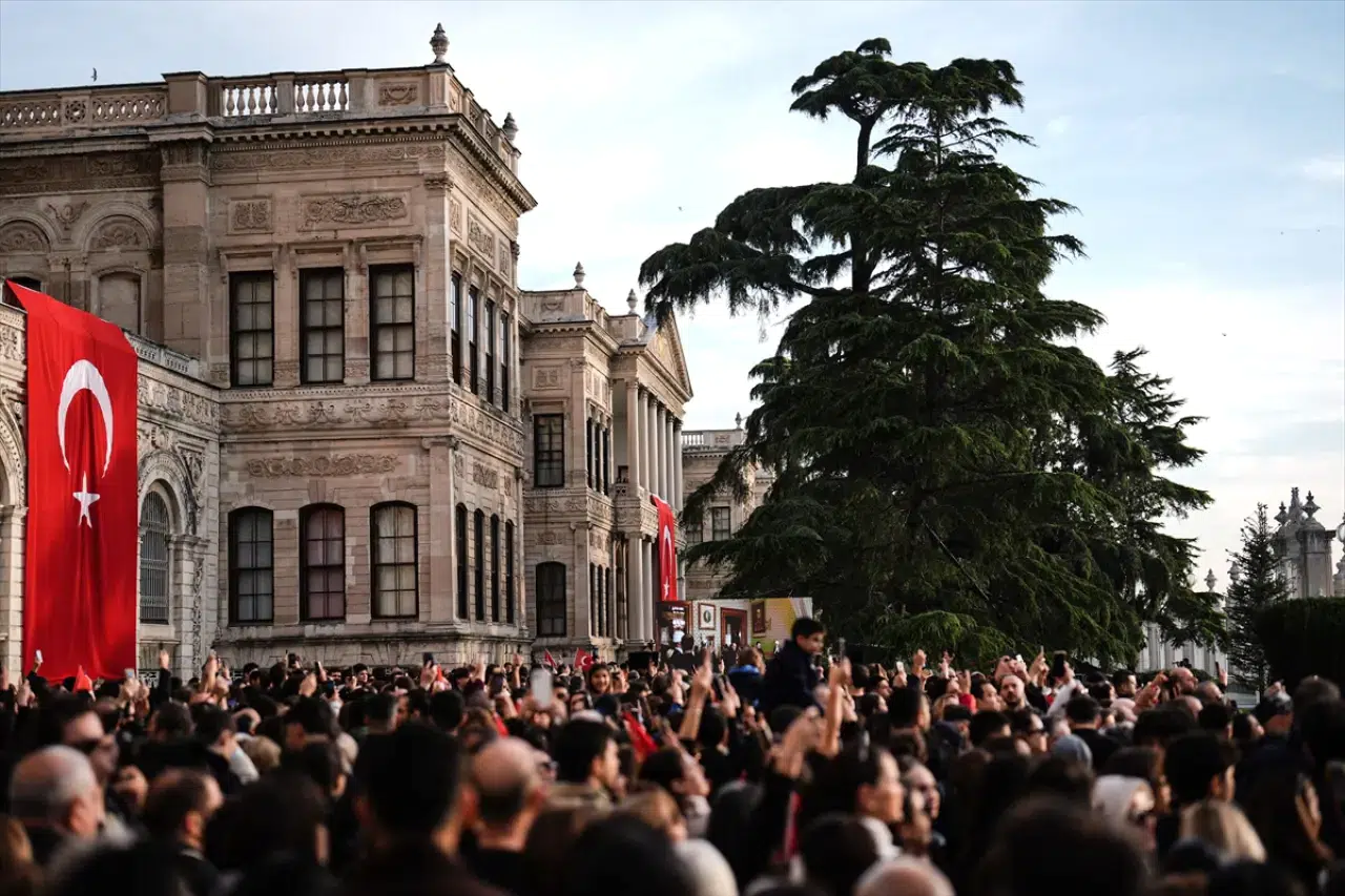 Vatandaşlar 10 Kasım'da Ata'sını anmak için Dolmabahçe'ye akın etti 1