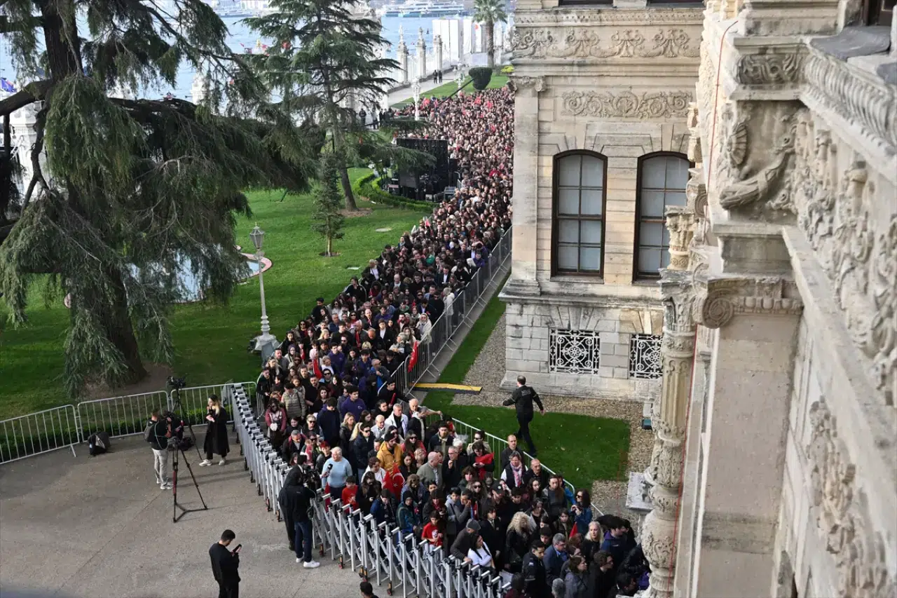 Vatandaşlar 10 Kasım'da Ata'sını anmak için Dolmabahçe'ye akın etti 4