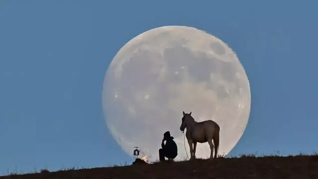 Van’da dolunay büyüledi: Atlı silüet kartpostallık görüntü oluşturdu 1