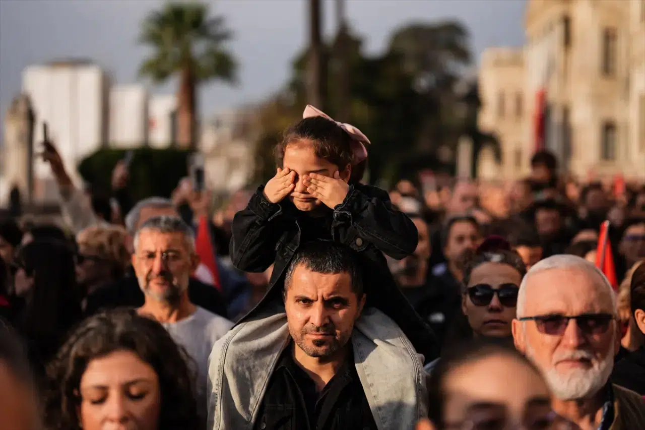 Vatandaşlar 10 Kasım'da Ata'sını anmak için Dolmabahçe'ye akın etti 3