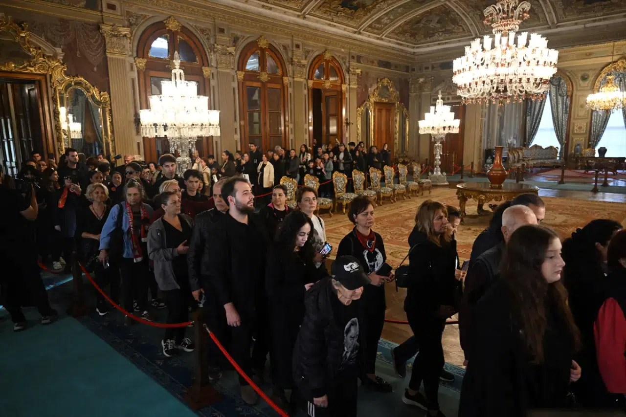 Vatandaşlar 10 Kasım'da Ata'sını anmak için Dolmabahçe'ye akın etti 5