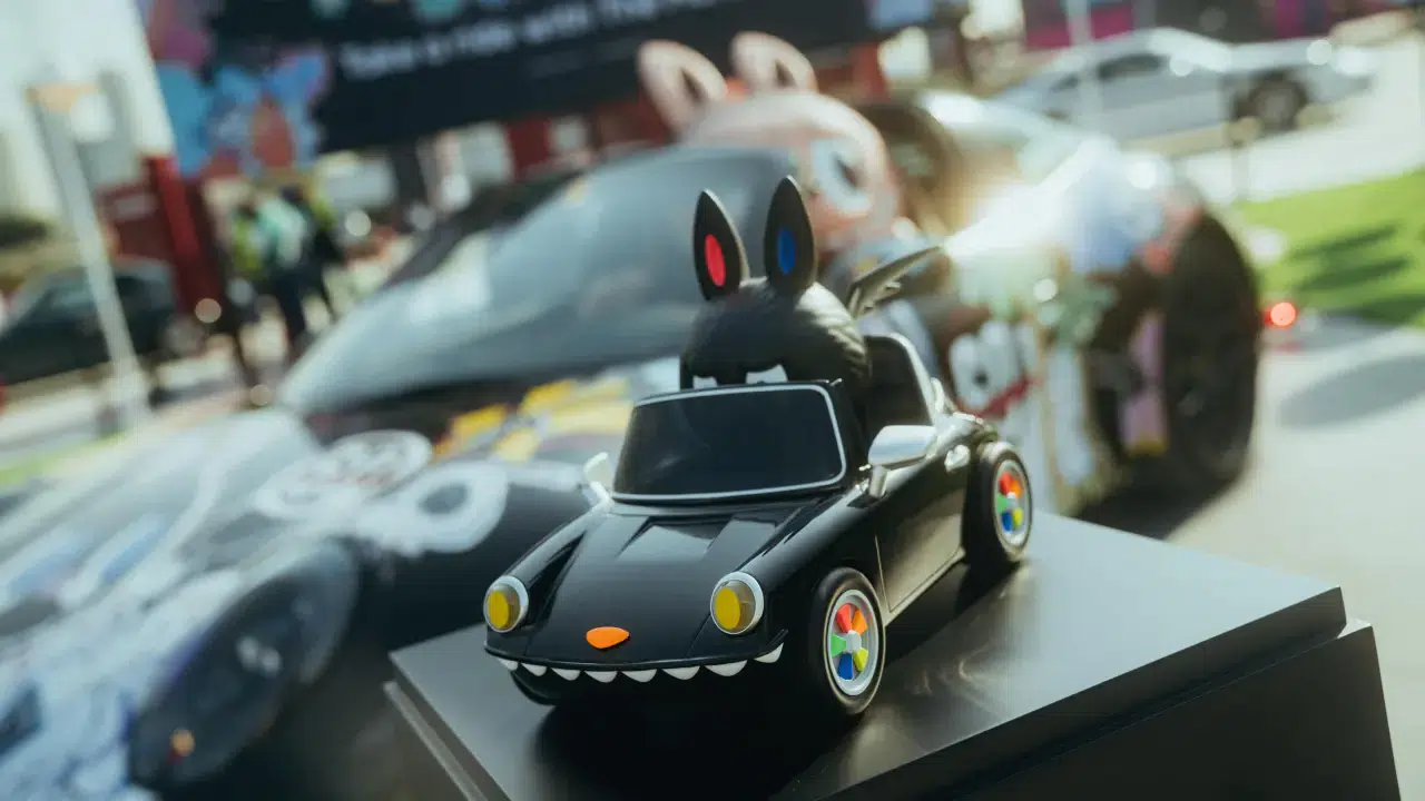Oyuncak kutusundan çıktı, gaza bastı: Labubu’nun yeni oyuncağı bir Porsche! 1