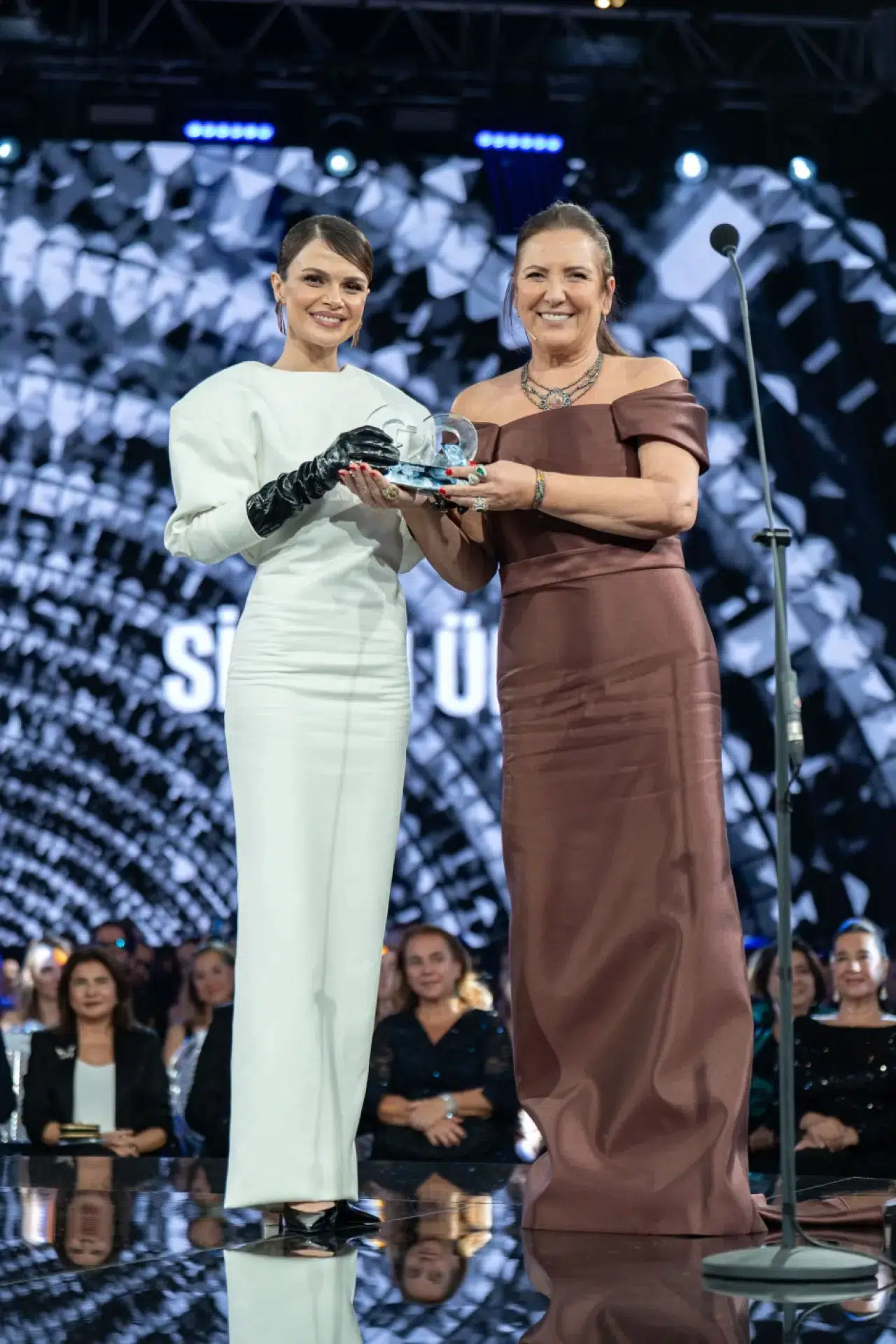 GQ Men Of The Year 2025'te yıldızlar geçidi: Edis, Mert Yazıcıoğlu ve Victor Osimhen ödül aldı 8