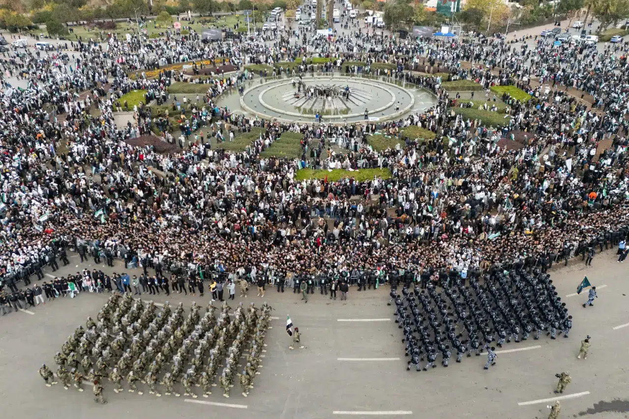 Suriyeliler Esad’ın düşüşünün yıldönümünü havai fişekler ve törenler eşliğinde kutladı 1
