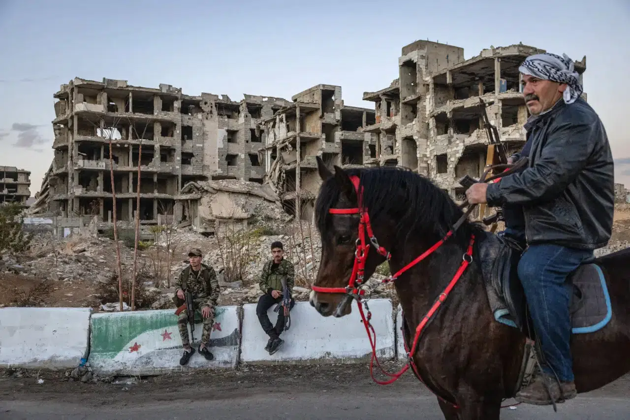 Suriyeliler Esad’ın düşüşünün yıldönümünü havai fişekler ve törenler eşliğinde kutladı 6