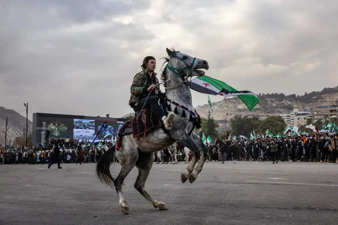 Suriyeliler Esad’ın düşüşünün yıldönümünü havai fişekler ve törenler eşliğinde kutladı 2