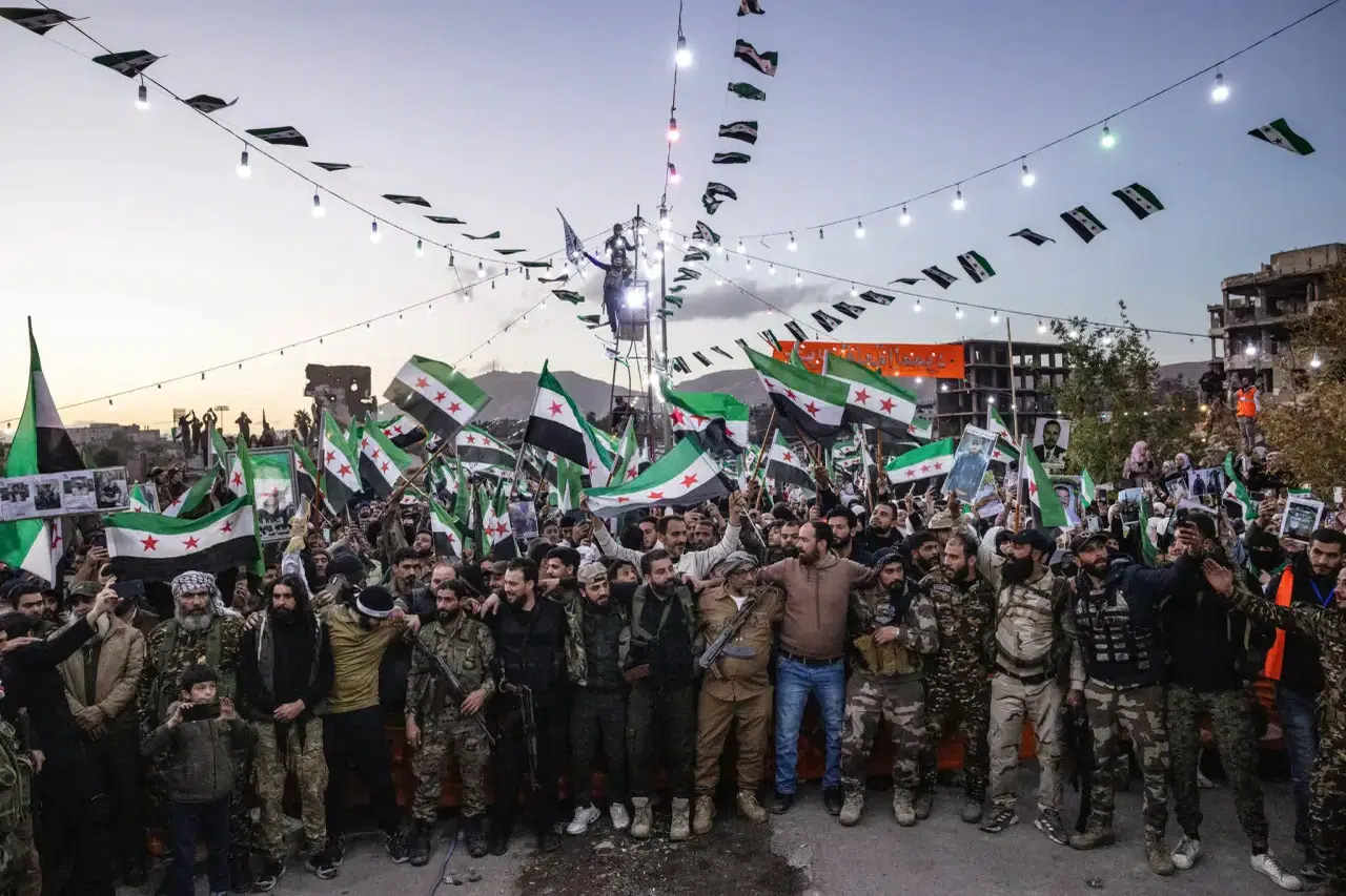 Suriyeliler Esad’ın düşüşünün yıldönümünü havai fişekler ve törenler eşliğinde kutladı 3