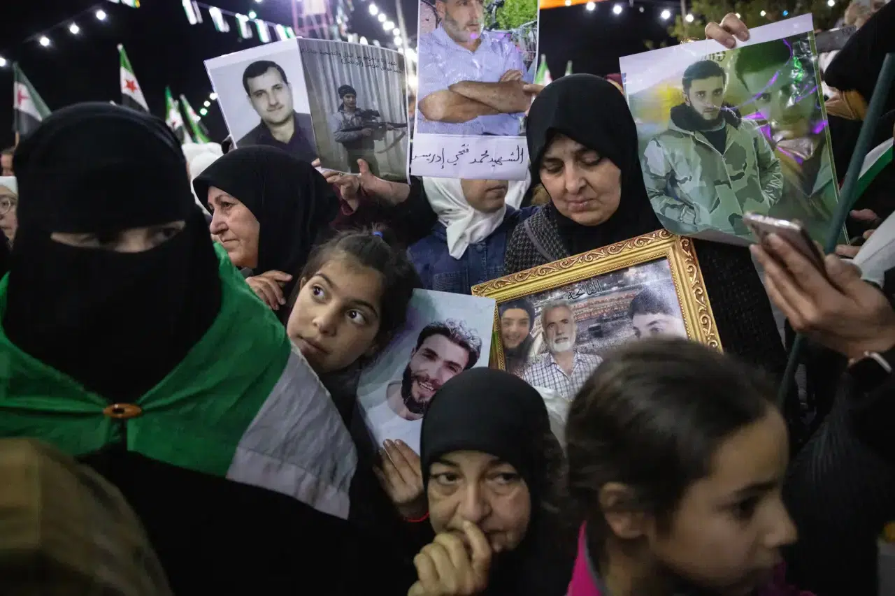 Suriyeliler Esad’ın düşüşünün yıldönümünü havai fişekler ve törenler eşliğinde kutladı 8