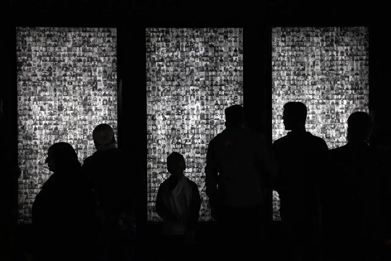 Suriyeliler Esad’ın düşüşünün yıldönümünü havai fişekler ve törenler eşliğinde kutladı 4