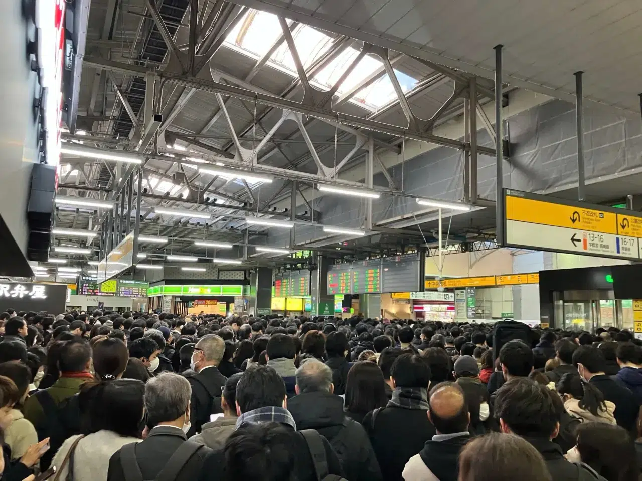 Tokyo'da gerçekleşen devasa elektrik kesintisi sebebiyle yüz binlerce yolcu yolda kaldı 1