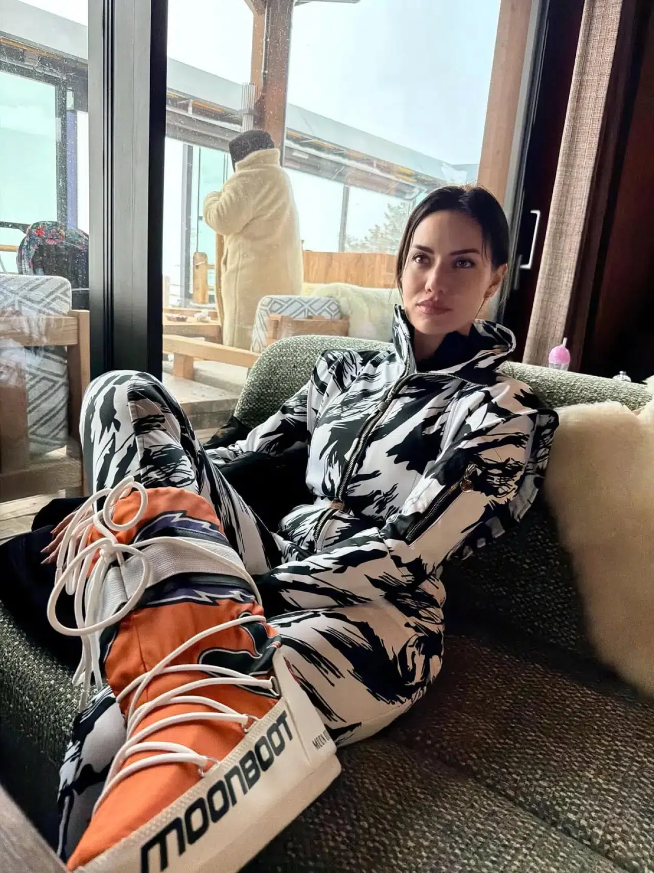 Fahriye Evcen'den kar pozları: Gri şıklığıyla kış tatilinde 11