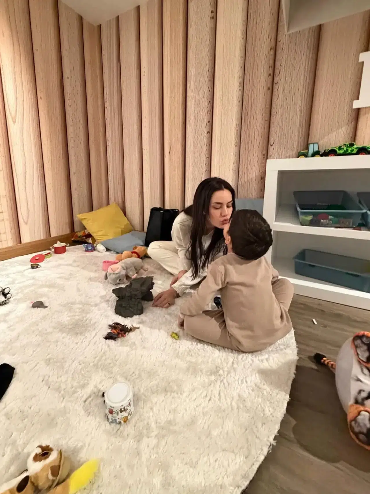 Fahriye Evcen'den kar pozları: Gri şıklığıyla kış tatilinde 10