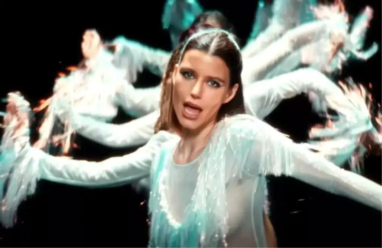 Beren Saat’in “CapitaliZoo” şarkısı sosyal medyada tartışılıyor: “Bu bir şımarıklık değil, derdini anlatma çabası” 5