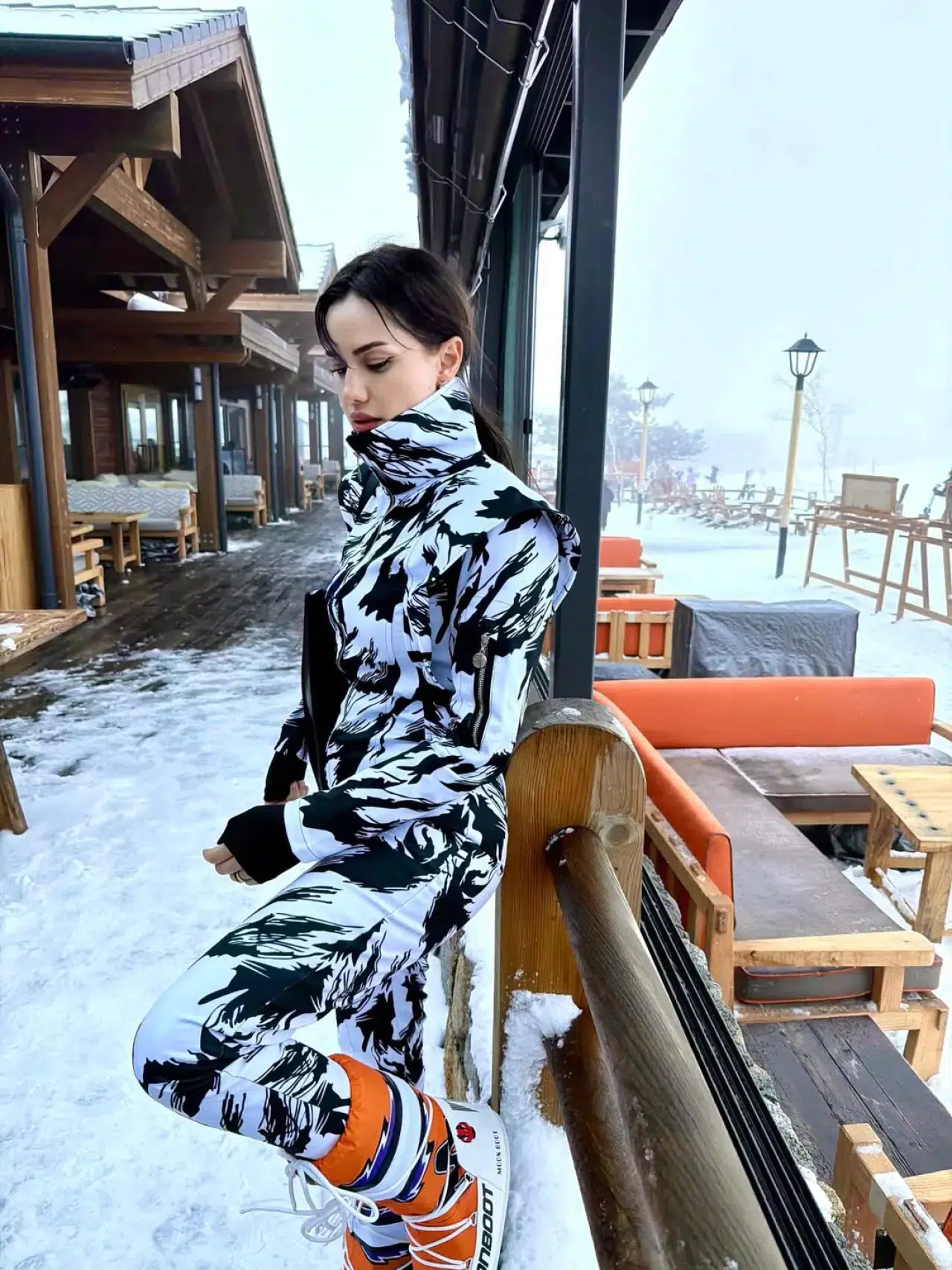 Fahriye Evcen'den kar pozları: Gri şıklığıyla kış tatilinde 7