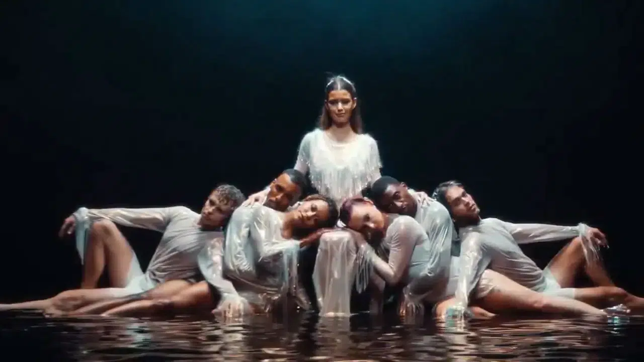 Beren Saat’in “CapitaliZoo” şarkısı sosyal medyada tartışılıyor: “Bu bir şımarıklık değil, derdini anlatma çabası” 4