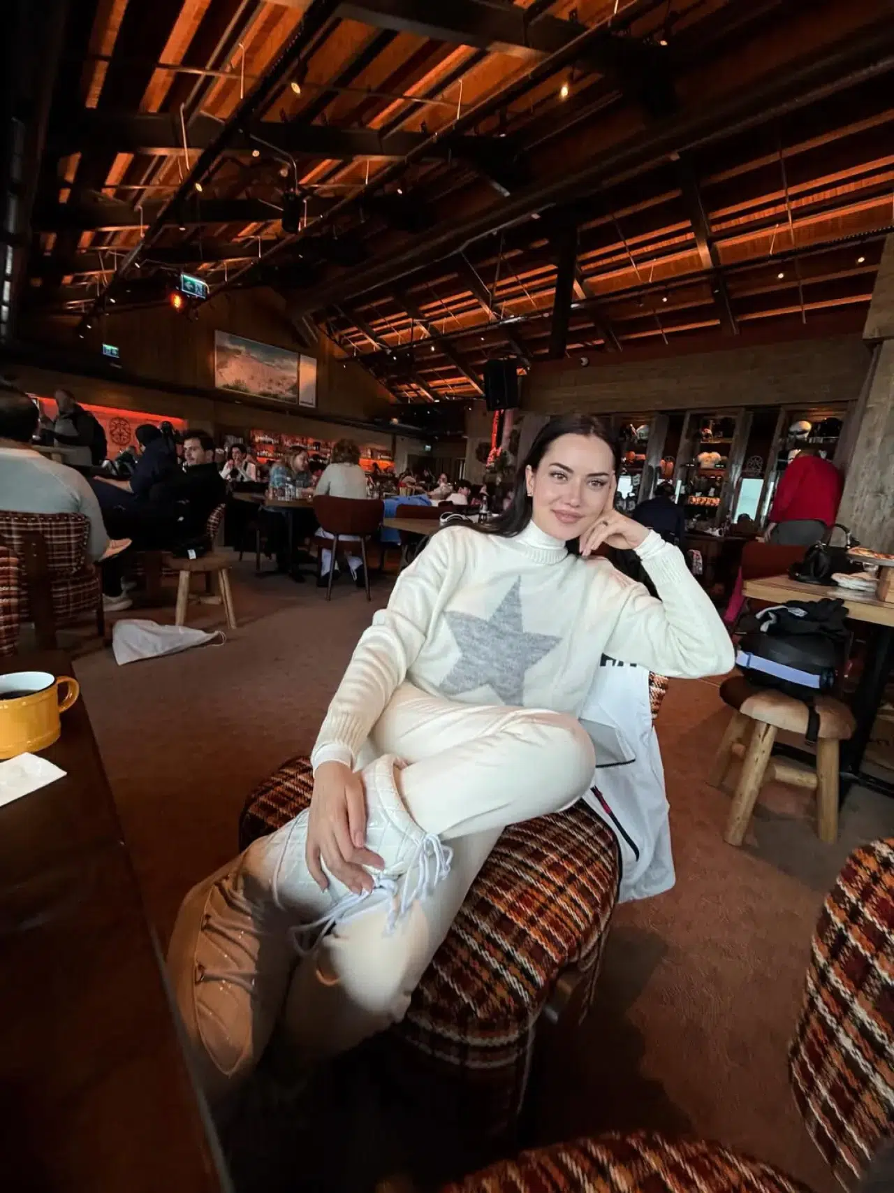 Fahriye Evcen'den kar pozları: Gri şıklığıyla kış tatilinde 13