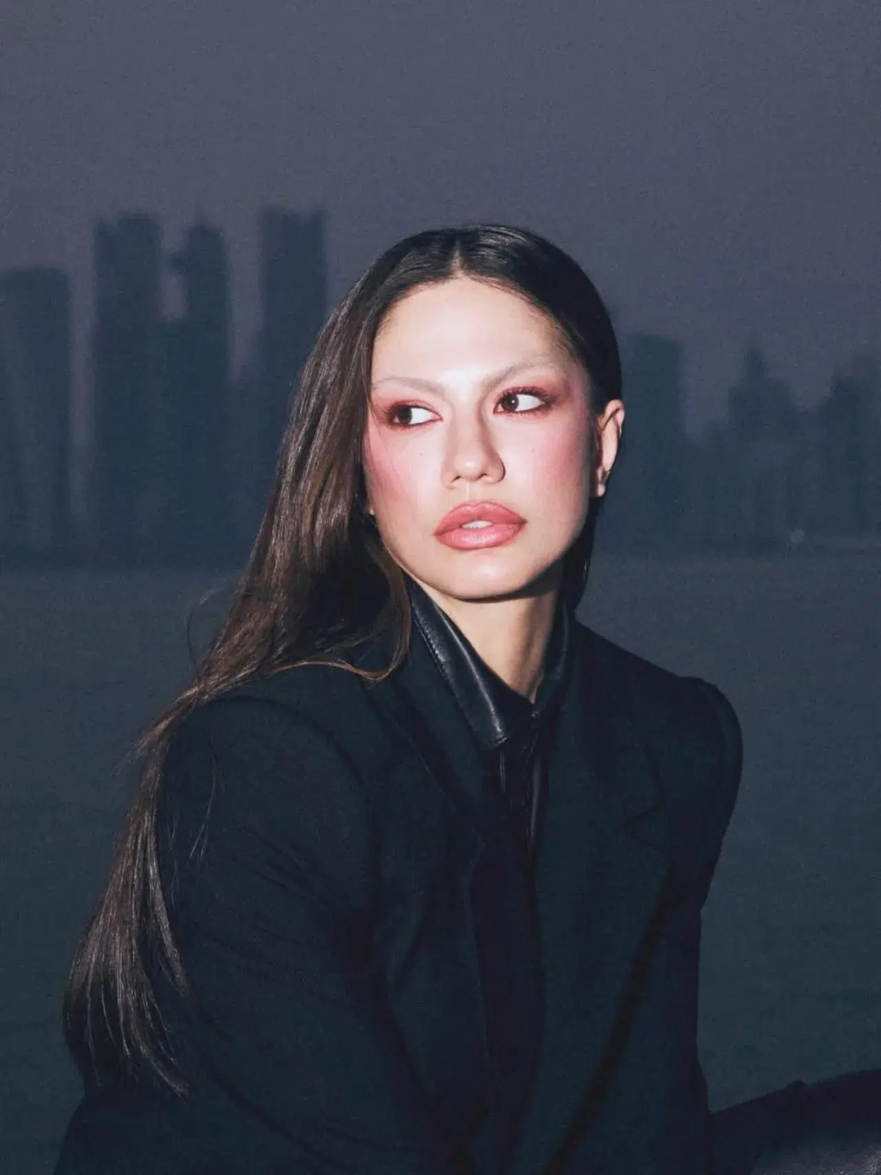 Demet Özdemir’in “No eyebrow” tarzı dikkat çekti: Kaşlarına yorum yağdı 4