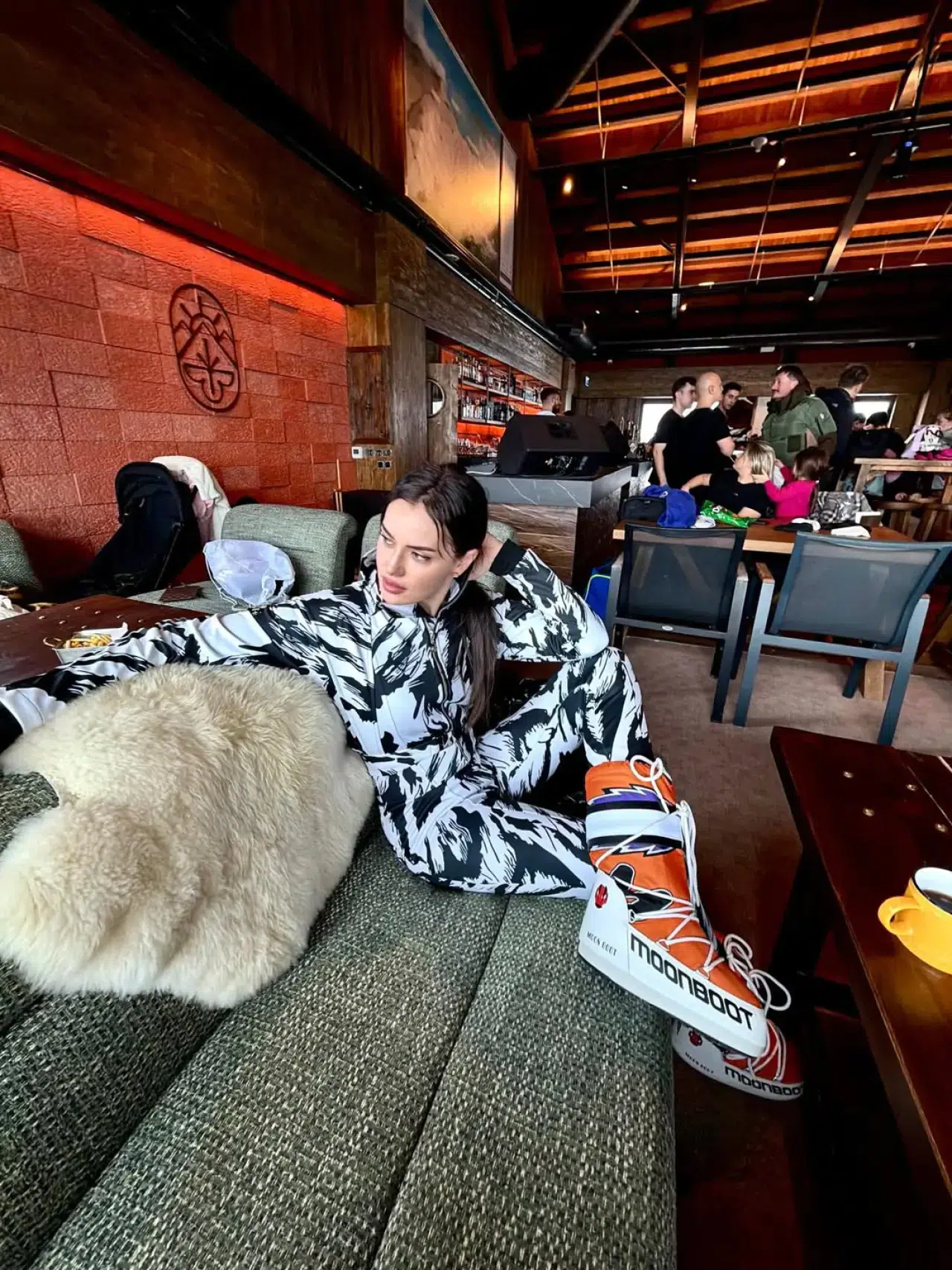 Fahriye Evcen'den kar pozları: Gri şıklığıyla kış tatilinde 3