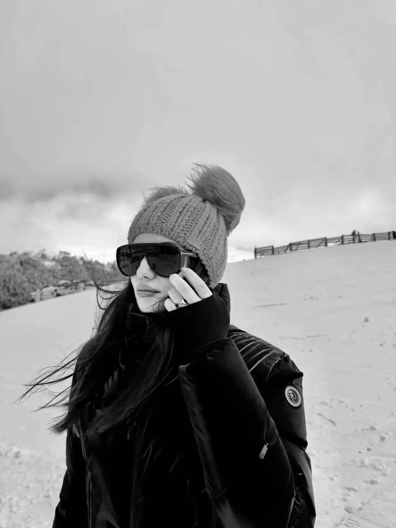 Fahriye Evcen'den kar pozları: Gri şıklığıyla kış tatilinde 2