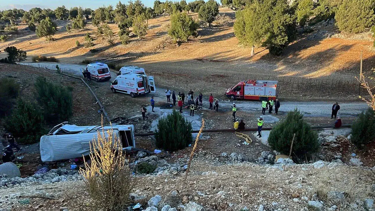 Mersin’de tarım işçilerini taşıyan minibüsün şarampole yuvarlanması sonucunda 4 kişi öldü