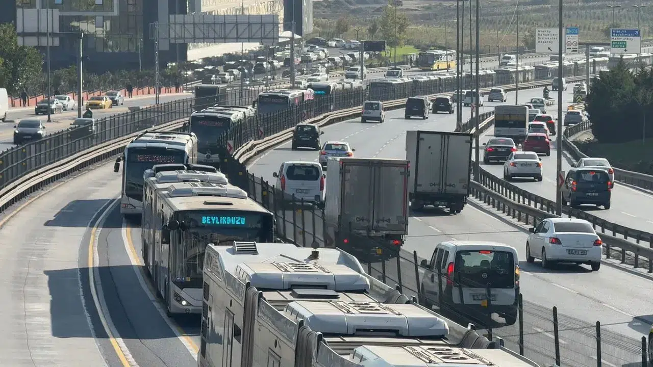 İstanbul’da iki metrobüs çarpıştı: 1 yaralı
