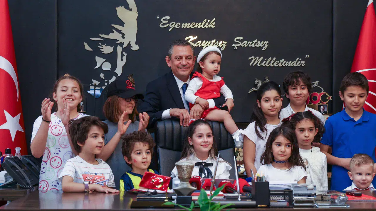 Özgür Özel: Kız çocuklarına borcumuzu ödeyeceğiz