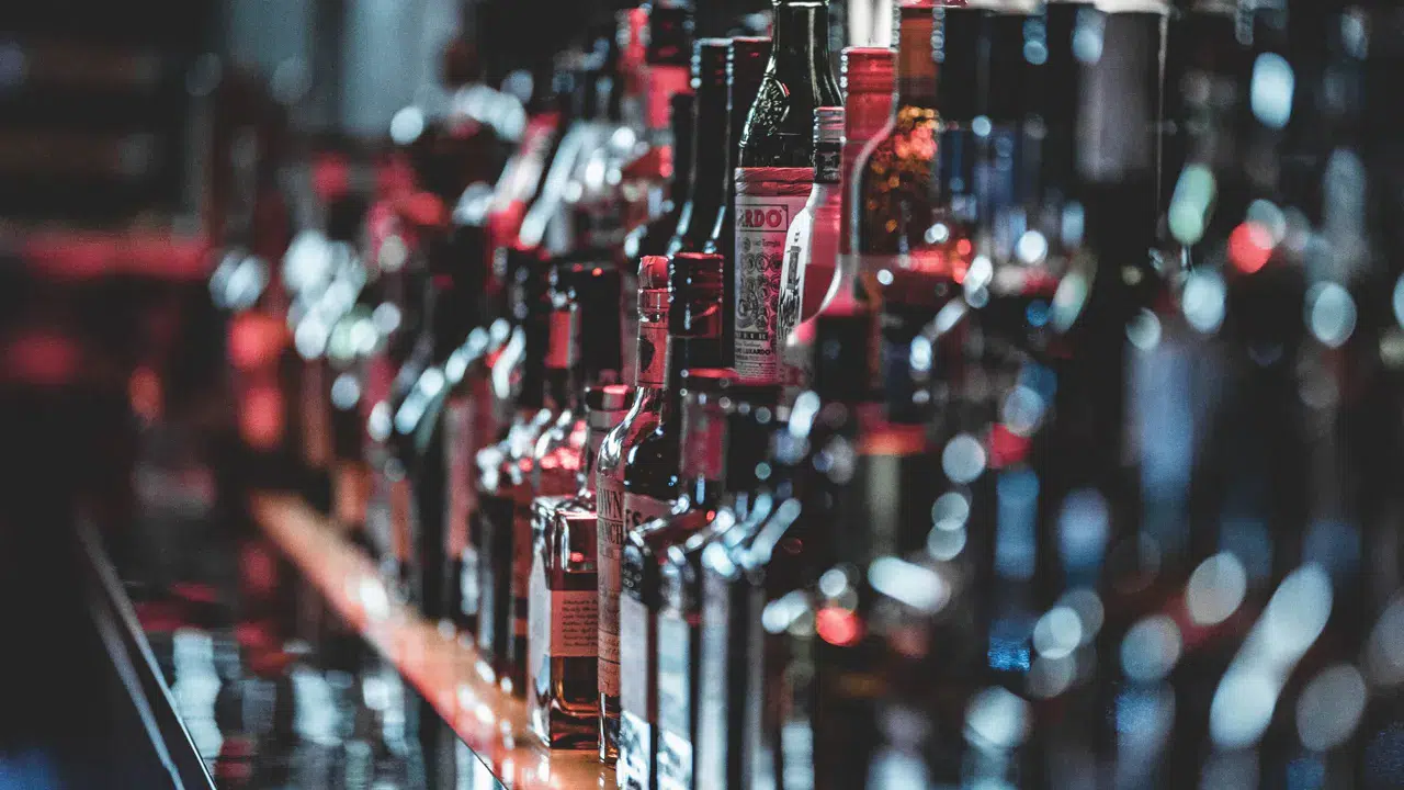 Sahte içki alarmı: Metanol zehirlenmelerine karşı 8 ülke risk listesinde