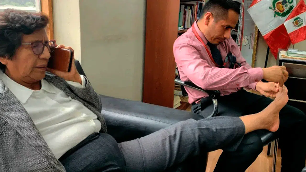 Ülkeyi karıştıran fotoğraf: Milletvekili yardımcısına ayak tırnaklarını kestirdi!