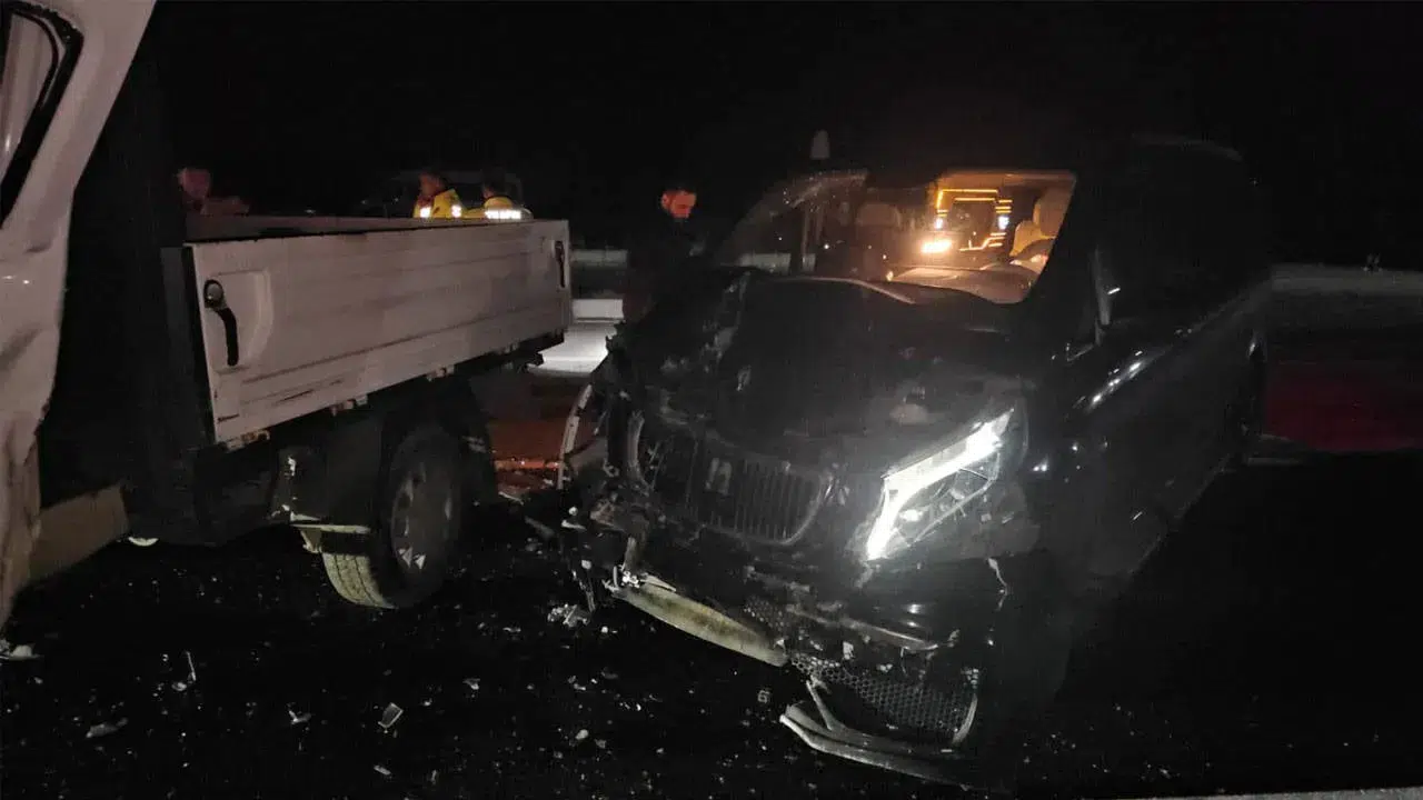 Çorum’da kamyonetle minibüs çarpıştı: Anahtar Parti Genel Başkan Yardımcısı yaralandı