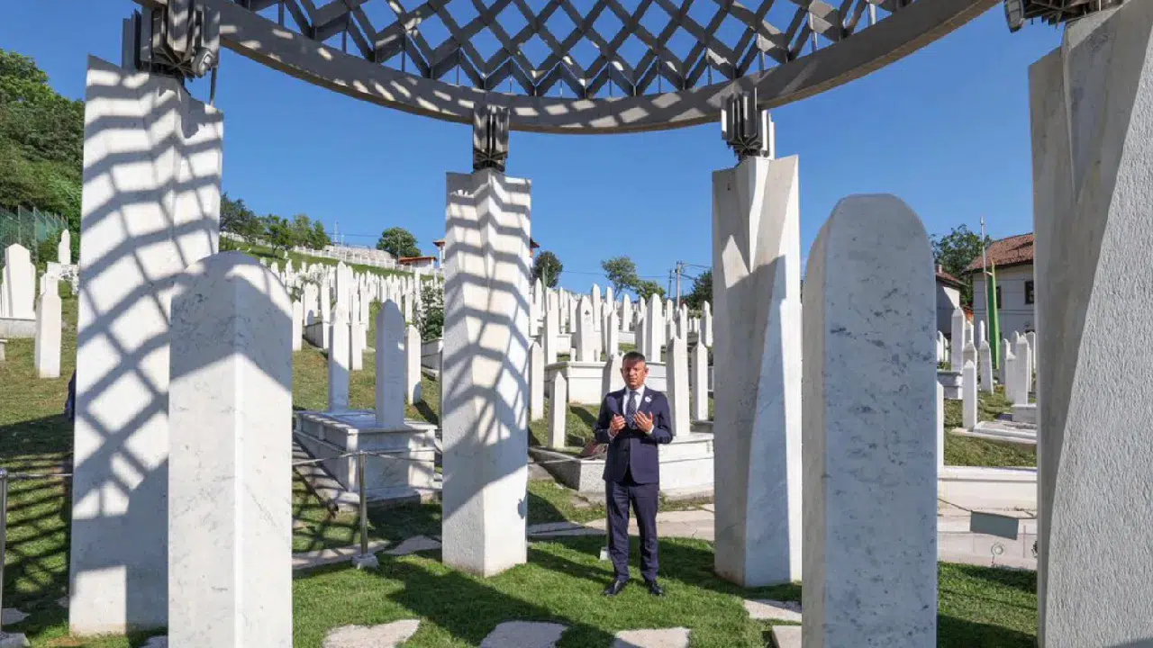 CHP lideri Özgür Özel, Aliya İzzetbegoviç’i vefatının 22. yılında andı