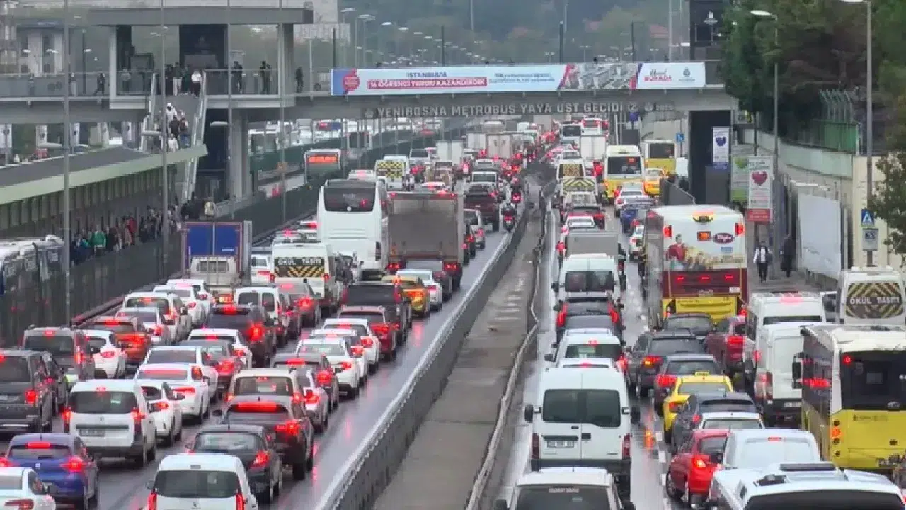 İstanbul’da yoğun yağış trafiği felç etti