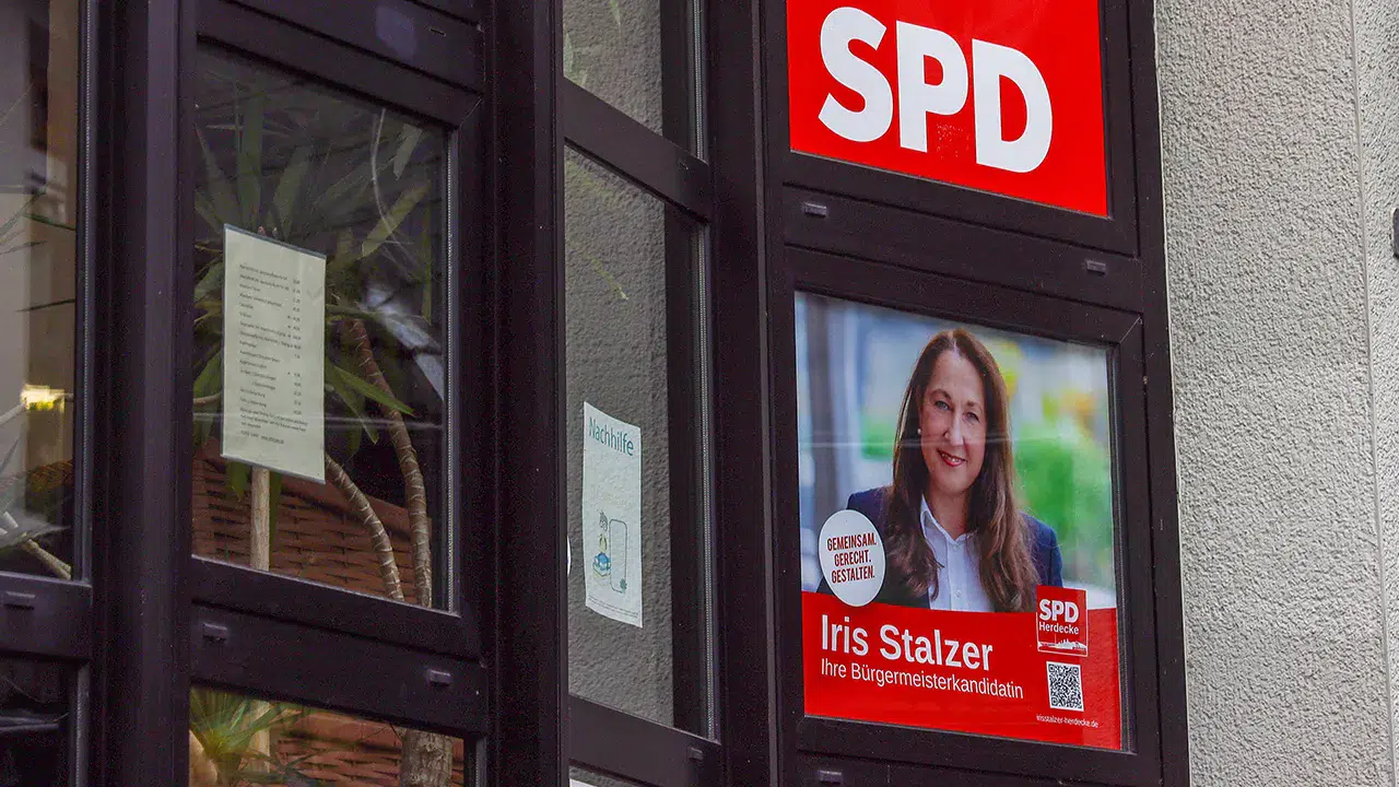 Almanya'da evinde bıçaklı saldırıya uğrayan Herdecke Belediye Başkanı Iris Stalzer'in hayati tehlikesi devam ediyor