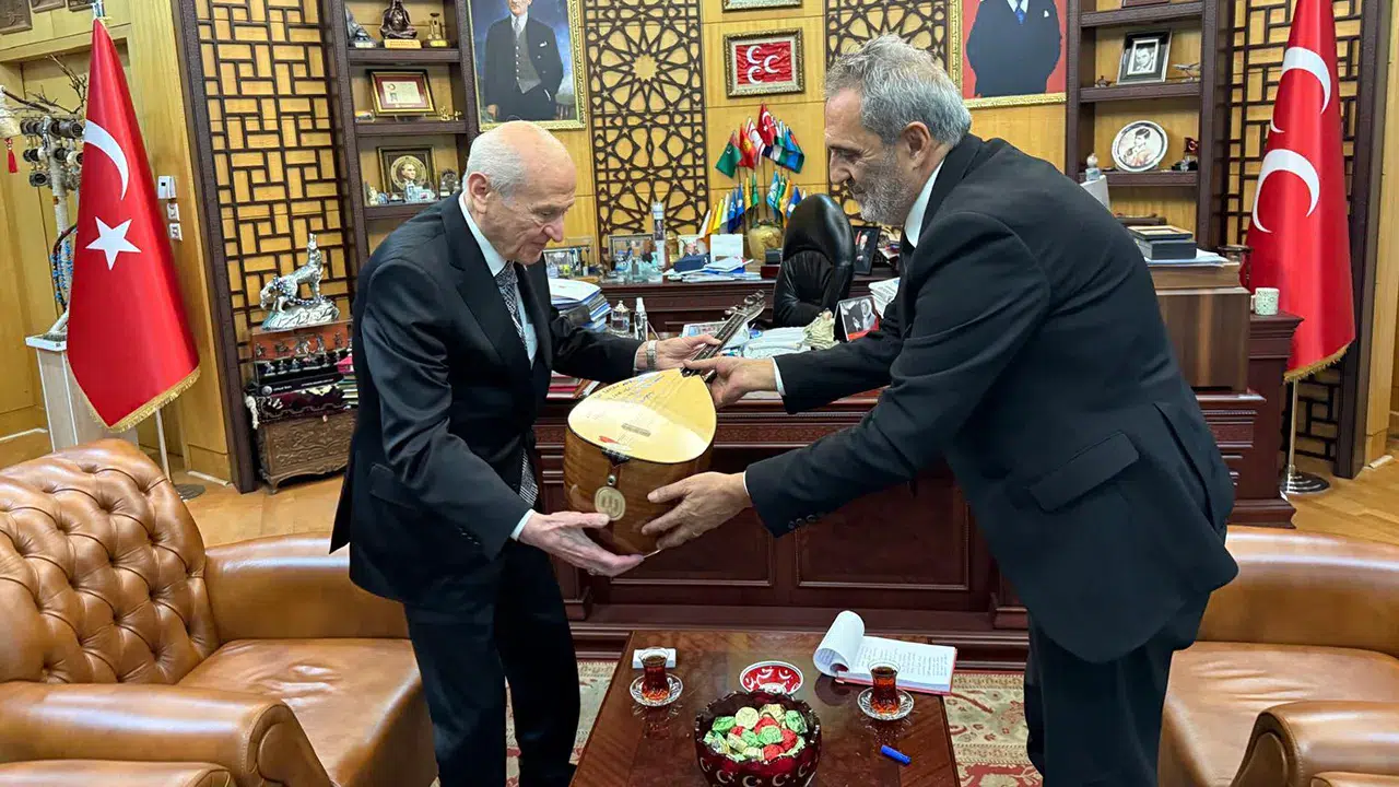 Bahçeli'yi ziyaret eden Yavuz Bingöl bağlamasını hediye etti