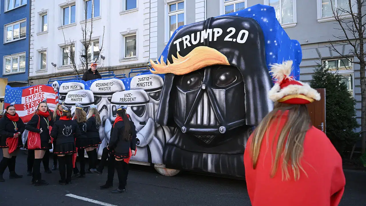 ABD'de ulusal muhafızlar geçerken Darth Vader marşı çalan bir vatandaş gözaltına alındı