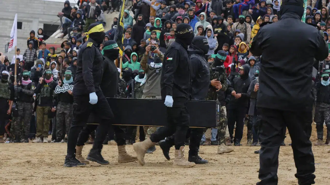 Hamas, İsrailli esirlerin naaşlarını teslim etmeye başladı