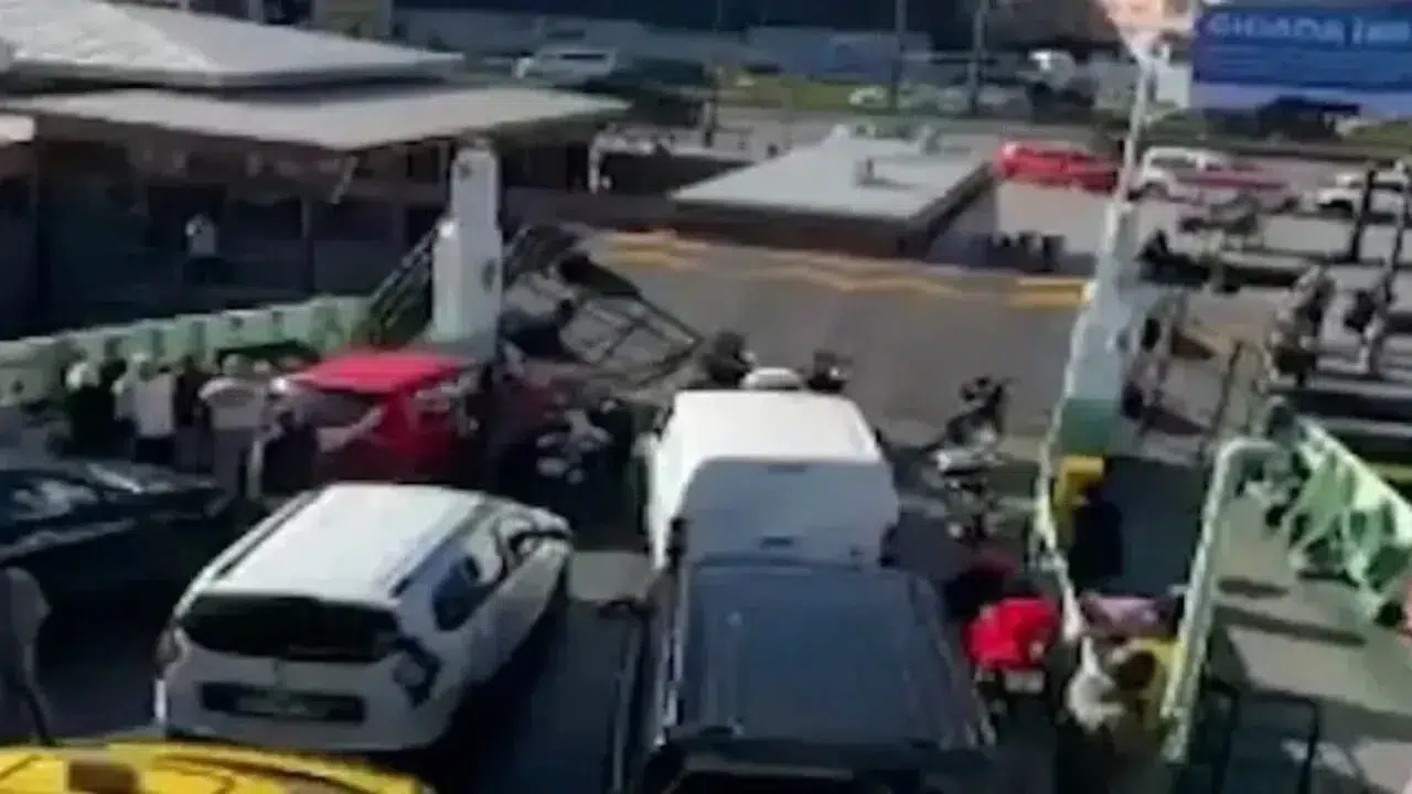 Sirkeci'de feribot iskeleye çarptı