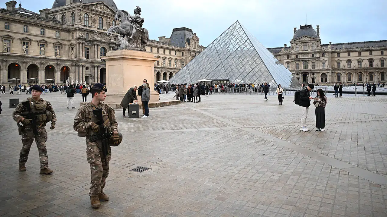 Louvre Müzesi soygundan 3 gün sonra kapılarını yeniden açtı