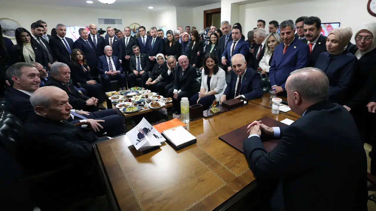 Tüm Ankara bunu konuşuyor: Cumhurbaşkanı Erdoğan; MHP, DEM Parti ve İYİ Parti liderleriyle aynı karede!