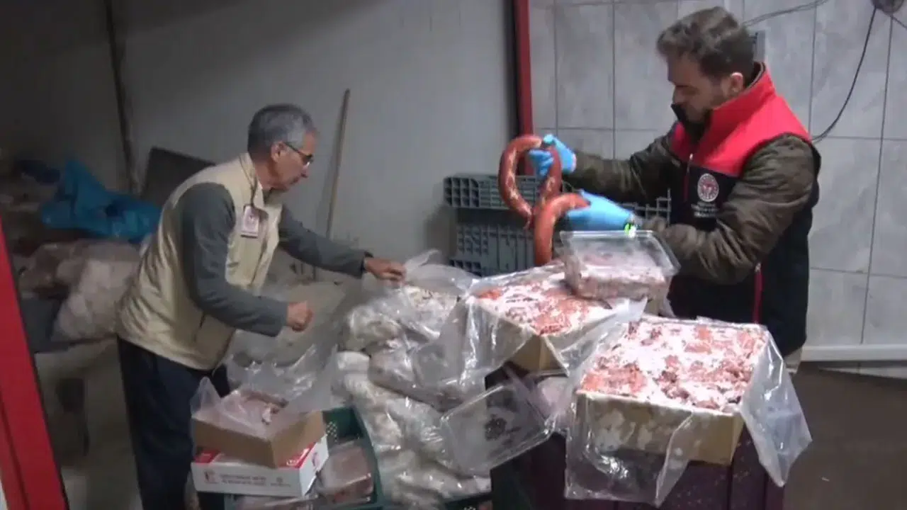 Ankara'da 16,7 ton hayvansal üründe uygunsuzluk tespit edilmesi sonrasında ürünler imha edildi