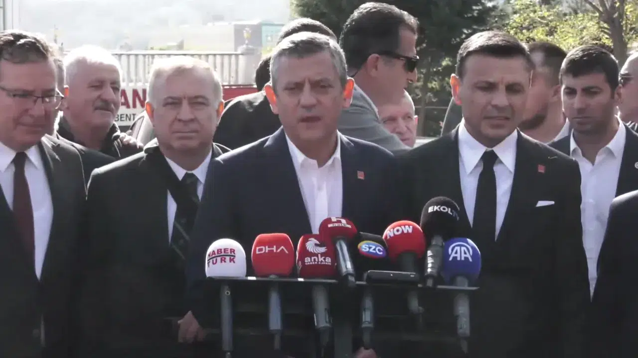 Özgür Özel’den Bahçeli’ye 29 Ekim tepkisi: “Meclis’te olmayan protesto Anıtkabir’de mi oluyor?”