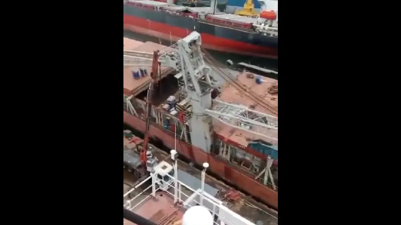 Tuzla Tersaneler Bölgesi’nde gemi yan yattı: 1 ölü, çok sayıda işçi denize düştü