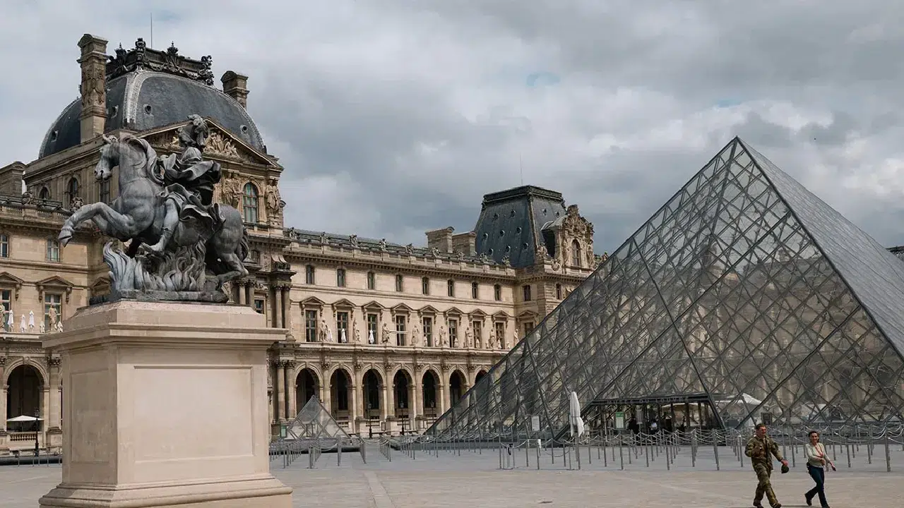 Louvre’deki çalınan mücevherler Fransa Bankası’na taşındı