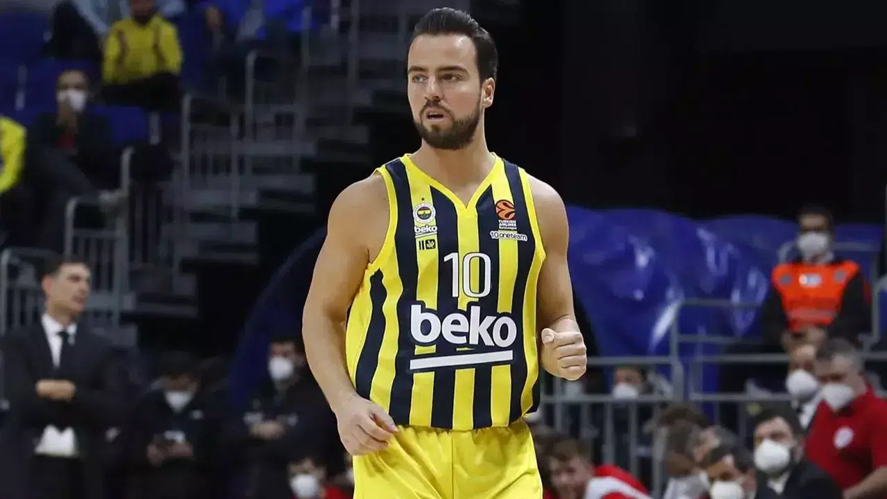 Fenerbahçe Basketbol kaptanı Melih Mahmutoğlu’nun ehliyetine alkollü araç kullanımı nedeniyle el konuldu